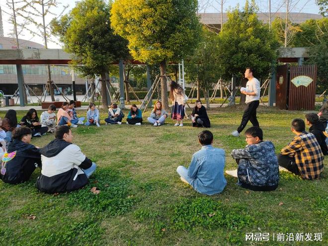 引领创新教育潮流：考生通过AR技术“穿越”大学kaiyun官网开云校园高考2024(图3)