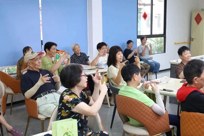 手工艾草锤、VR设备体验……阿尔兹海默病日宣传活动很特别kaiyun官网(图1)