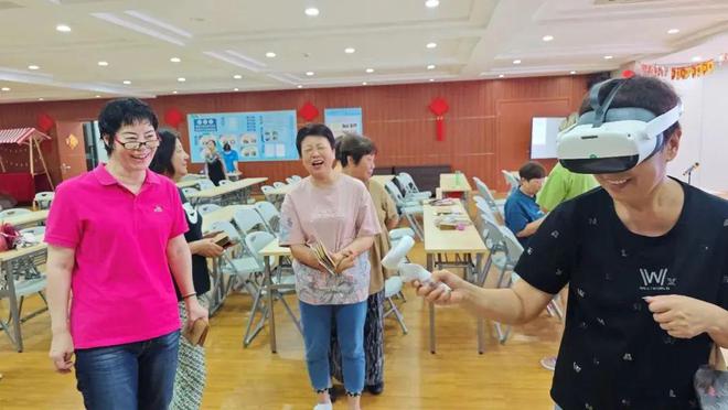 手工艾草锤、VR设备体验……阿尔兹海默病日宣传活动很特别kaiyun官网(图3)