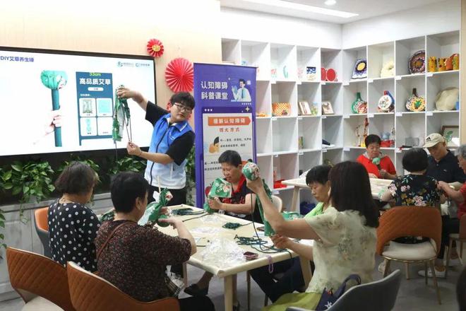 手工艾草锤、VR设备体验……阿尔兹海默病日宣传活动很特别kaiyun官网(图2)