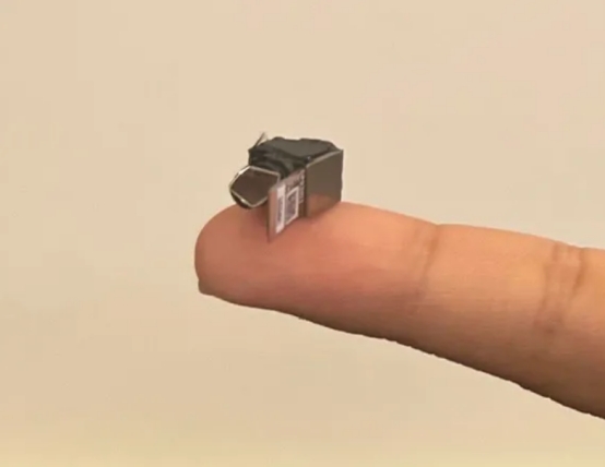 全彩化成破局关键：光峰科技蜻蜓C1领跑AI眼镜光机赛道(图2)